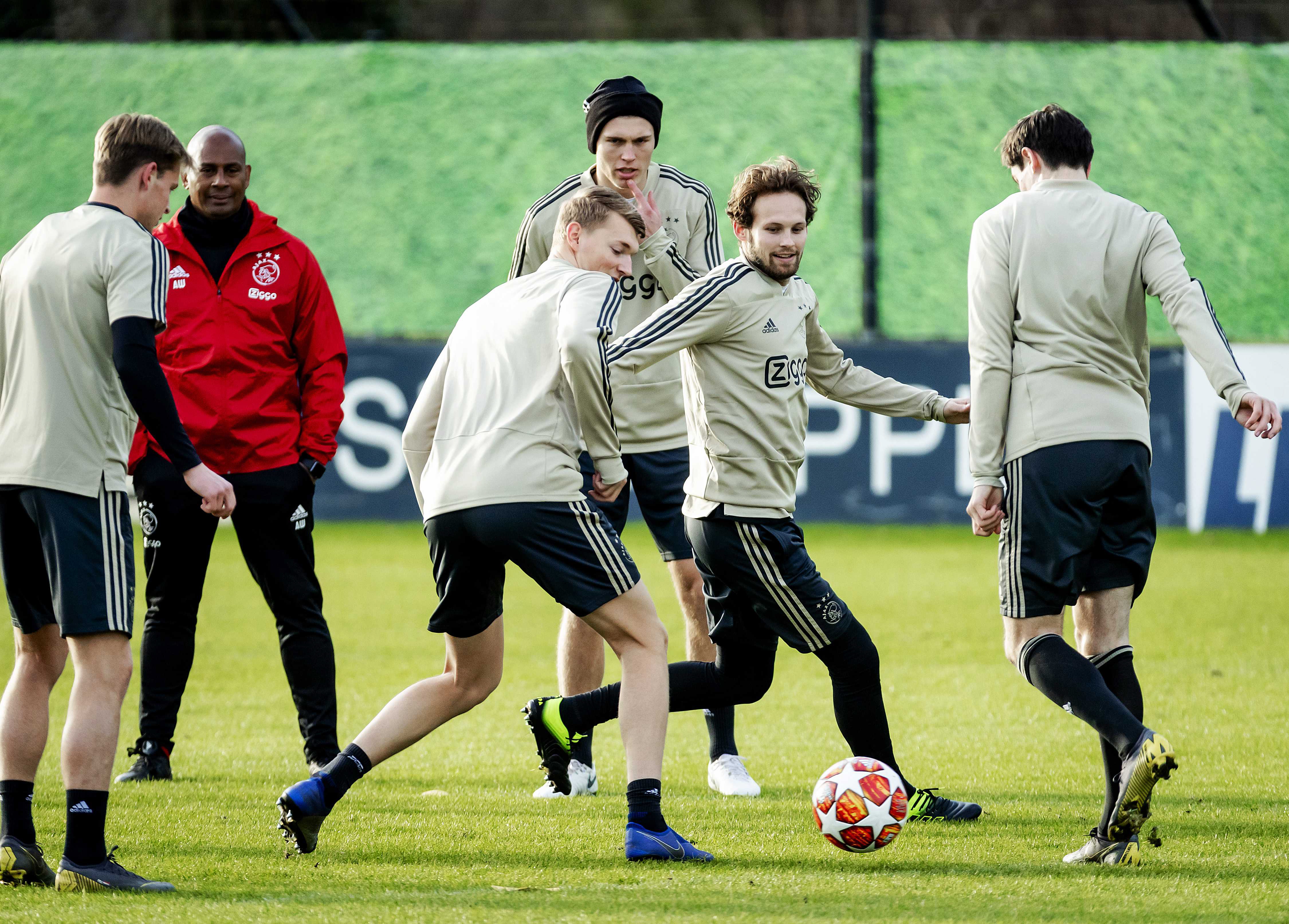 开云-赛前体能课后，尼斯官宣签约备战欧冠，球迷炸锅，更衣室氛围转暖的简单介绍